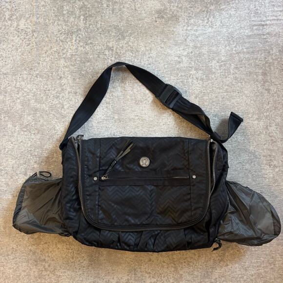 Lululemon Gym Bag in Black - Picture 8 of 9